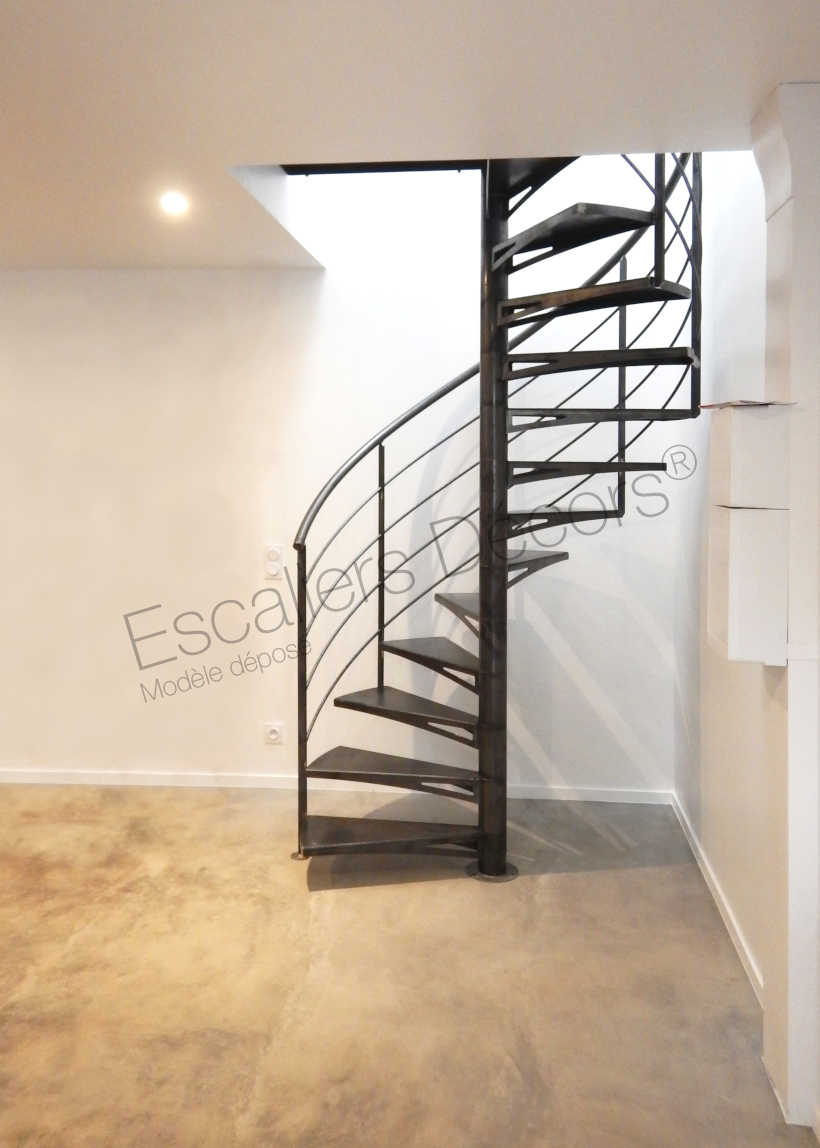 SH60 - Colimaçon Atelier Loft. Escalier design en acier de forme hélicoïdale.